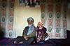 این عکس مربوط به قبیله ای در افغانستان ازدواج دختر بچه با پیرمردها