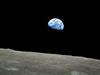 عکس رنگی زمین از طلوعش در افق ماه