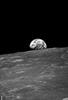 عکس سیاه وسفید از طلوع زمین در افق ماه