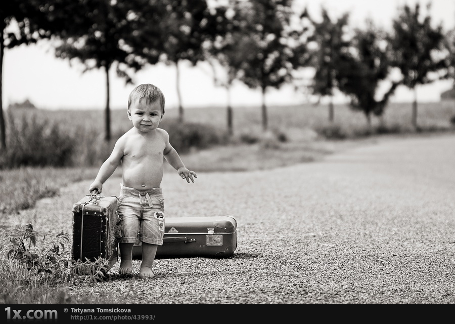 Видео где маленький мальчик тащит папу крокус. Уходящий ребенок смешное. Ребенок с чемоданом фото. Тащить чемодан.